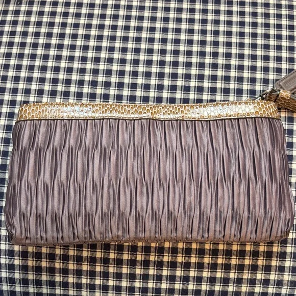 Coach Madison wristlet, limited edition in a  pleated satin design - Picture 5 of 14